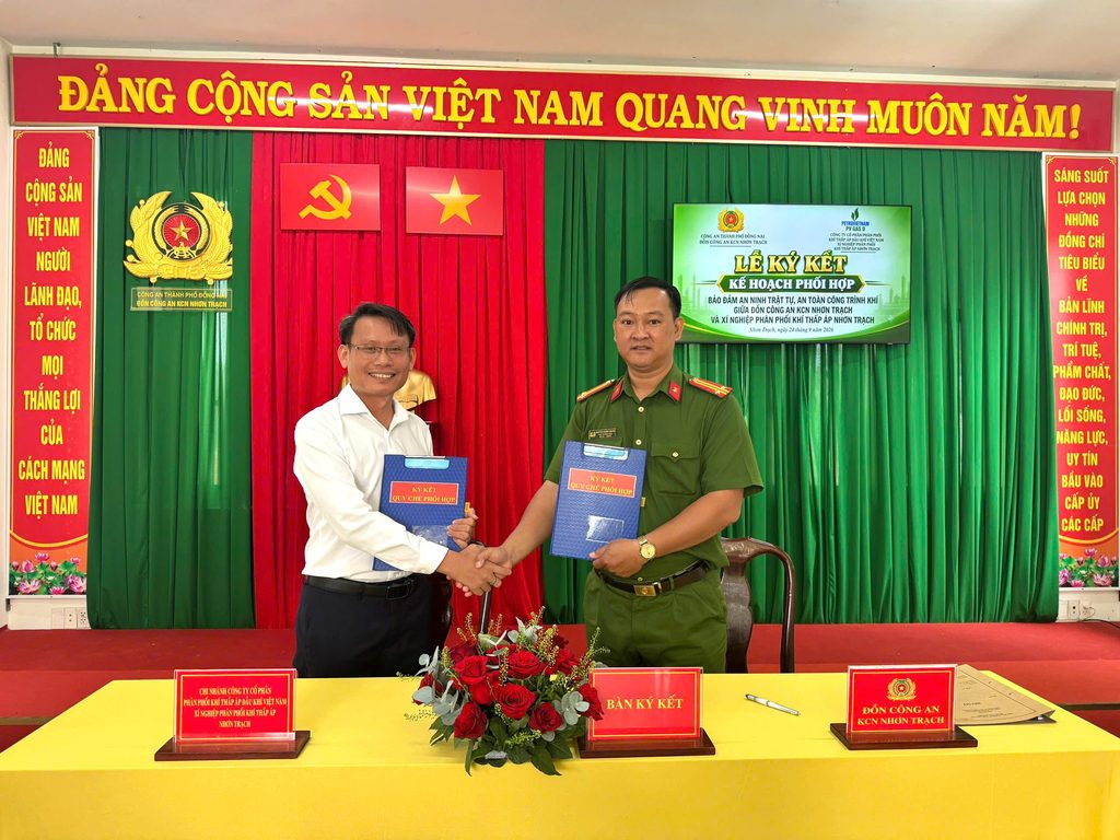 Lễ ký kết kế hoạch phối hợp bảo đảm an ninh, trật tự và an toàn công trình khígiữa Xí nghiệp phân phối Khí thấp áp Nhơn Trạch và Đồn Công an KCN Nhơn Trạch 1 2.Le ki ket cung co moi quan he phoi hop giua PV GAS D NT va Don Cong an Khu cong nghiep Nhon Trach