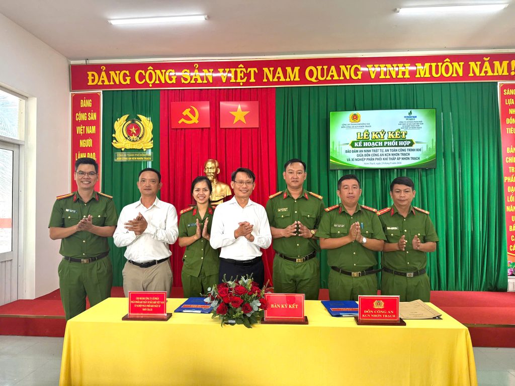 Lễ ký kết kế hoạch phối hợp bảo đảm an ninh, trật tự và an toàn công trình khígiữa Xí nghiệp phân phối Khí thấp áp Nhơn Trạch và Đồn Công an KCN Nhơn Trạch 2 3.dai dien hai don vi da cung ky ket Ke hoach phoi hop duoi su chung kien cua cac dai bieu tham du